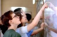 Imagem com alunos a consultar as vitrines com as listagens das colocaçoes no ensino superior